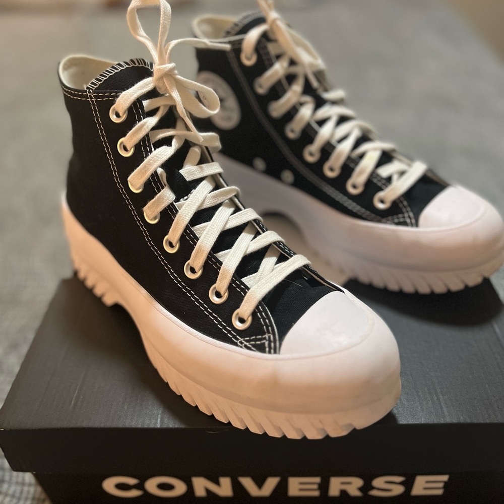 High top black/white converse sneakers. Like new, great condition. Size 8.5